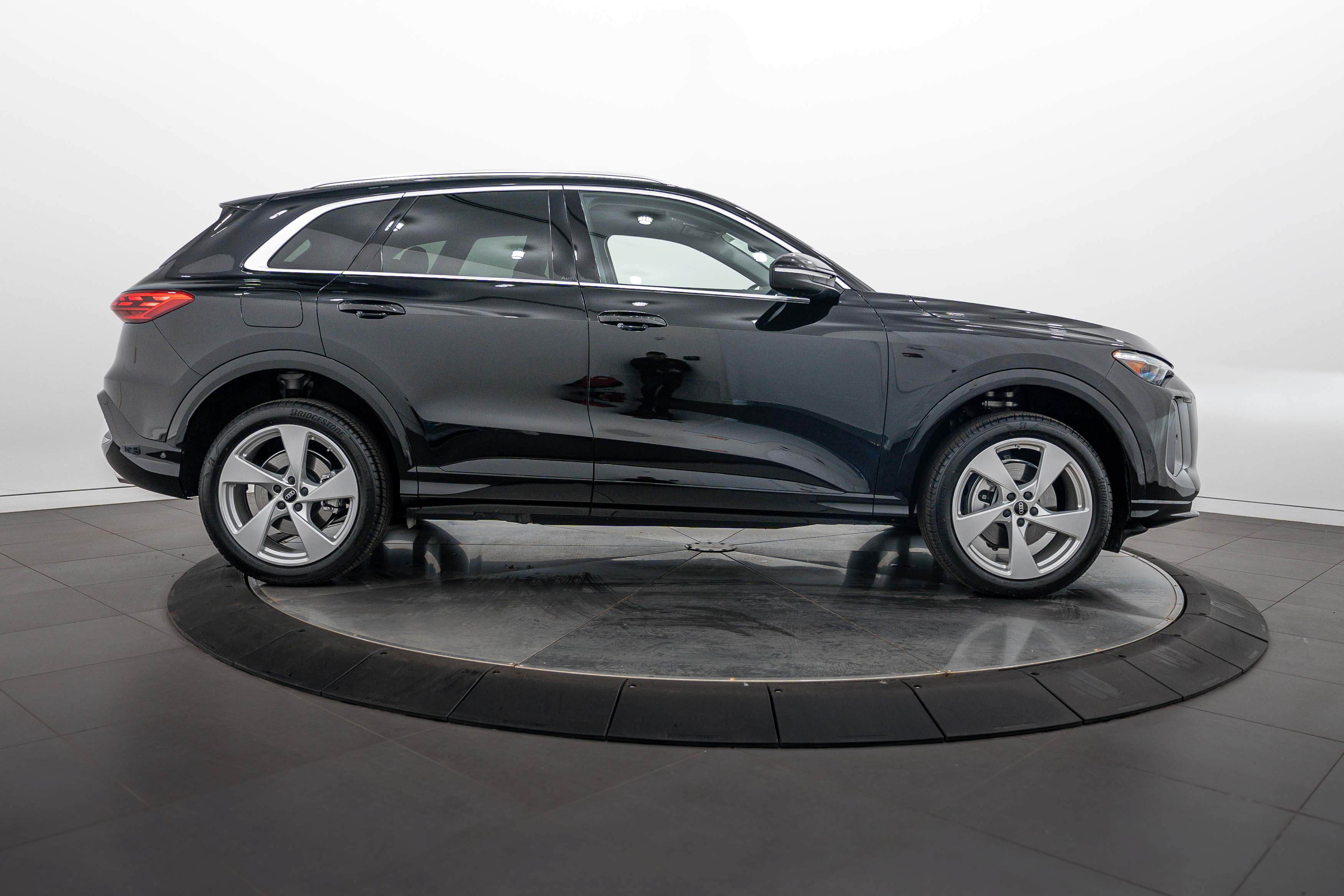 Used 2025 Audi Q5 Premium AWD/4WD image 3