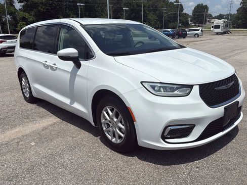 Used 2023 Chrysler Pacifica Touring-L FWD image 7