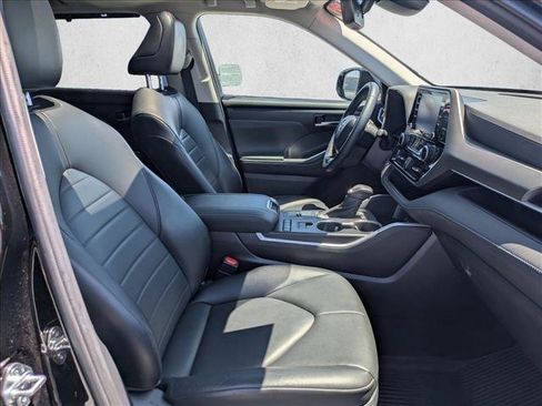 Used 2021 Toyota Highlander XLE FWD image 22