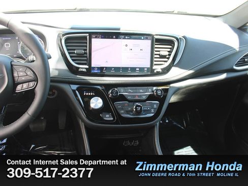 Used 2025 Chrysler Pacifica Limited FWD image 18