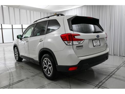 Used 2022 Subaru Forester Premium AWD/4WD image 5