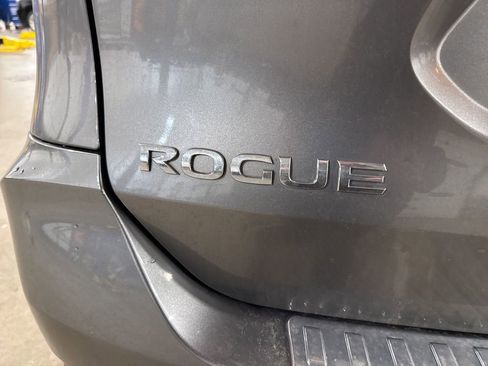 Used 2018 Nissan Rogue SV w/ Premium Package image 10