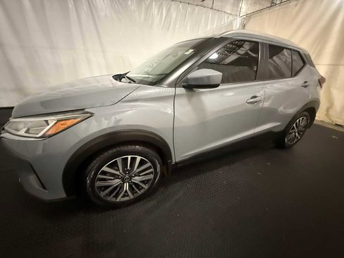 Used 2021 Nissan Kicks SV image 2