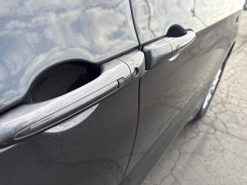 Used 2023 Chrysler Pacifica Touring-L FWD image 9