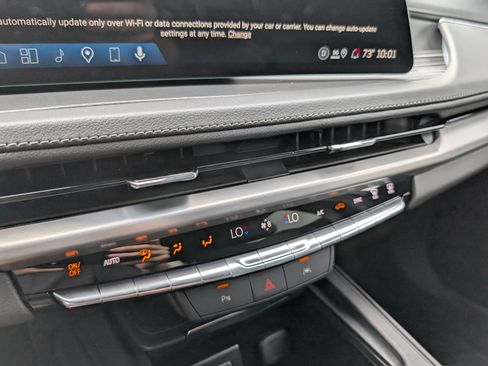 Used 2025 Cadillac XT4 Premium Luxury FWD image 16