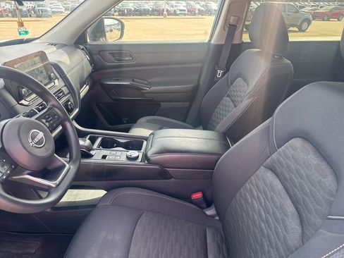 Used 2023 Nissan Pathfinder S image 38