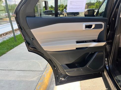 Used 2022 Ford Explorer XLT w/ Equipment Group 202A AWD/4WD image 18