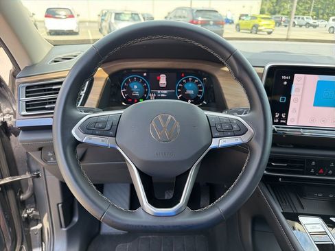 Used 2025 Volkswagen Atlas SE FWD image 15
