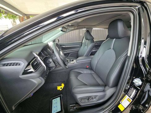 Used 2024 Toyota Camry SE w/ Cold Weather Package FWD image 9