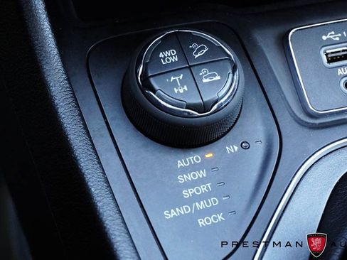 Used 2019 Jeep Cherokee Trailhawk w/ Cold Weather Group image 33