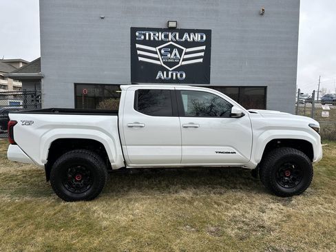 Used 2024 Toyota Tacoma TRD Sport AWD/4WD image 5