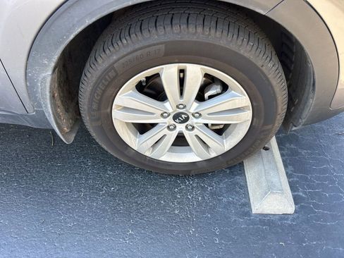 Used 2019 Kia Sportage LX image 2