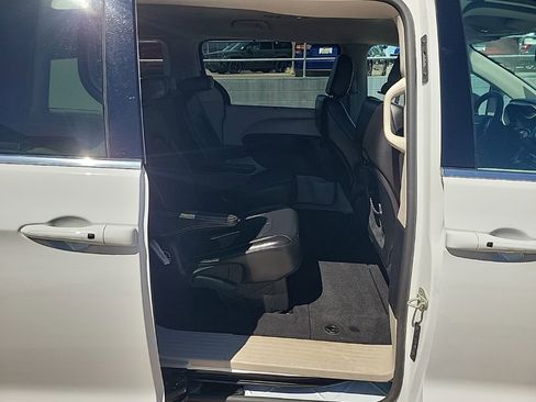 Used 2024 Chrysler Pacifica Touring-L FWD image 16
