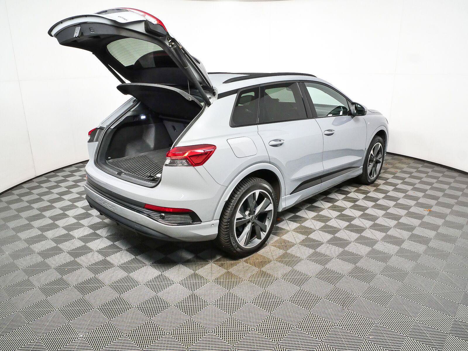 Used 2023 Audi Q4 e-tron Premium Plus w/ Premium Plus AWD/4WD image 31