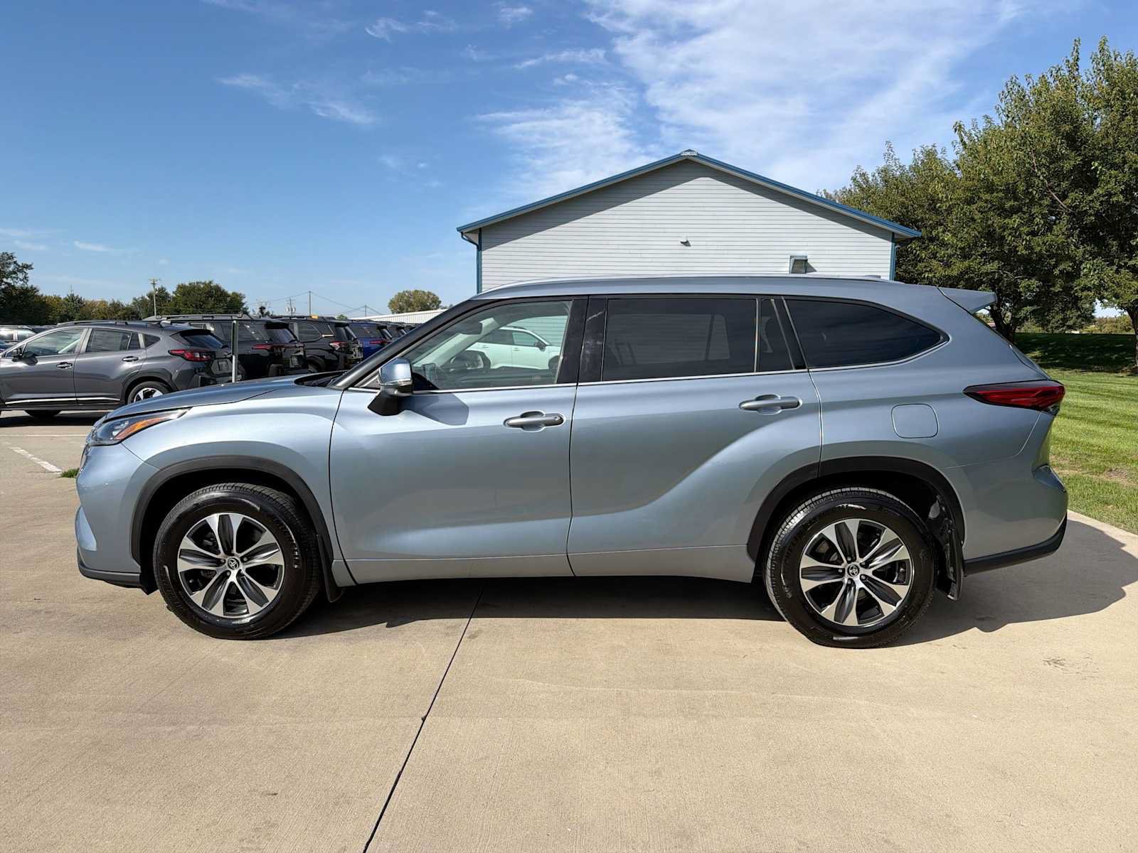 Used 2020 Toyota Highlander XLE AWD/4WD image 3