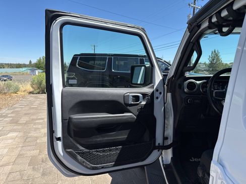 Used 2021 Jeep Gladiator Overland w/ Trailer Tow Package image 8