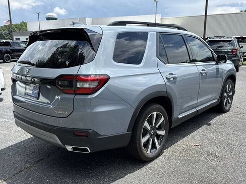 Used 2024 Honda Pilot Touring image 7