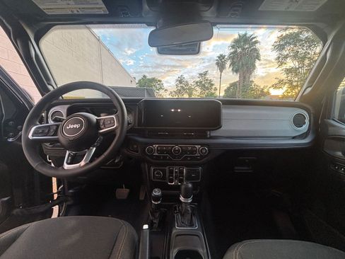 Used 2025 Jeep Wrangler Sahara image 33