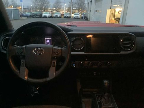 Used 2018 Toyota Tacoma TRD Sport image 10