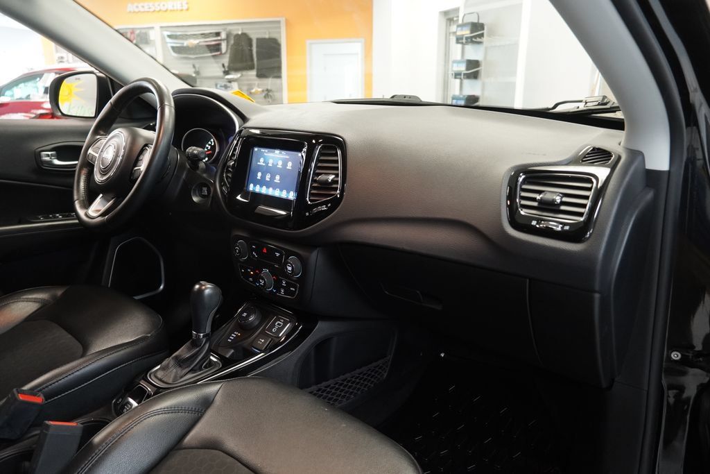 Used 2018 Jeep Compass Latitude w/ Popular Equipment Group AWD/4WD image 35