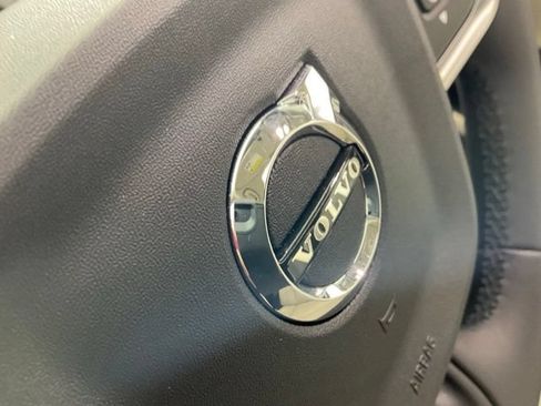 Certified 2025 Volvo XC40 B5 Ultra AWD/4WD image 45