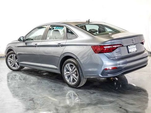 Used 2024 Volkswagen Jetta SE FWD image 9
