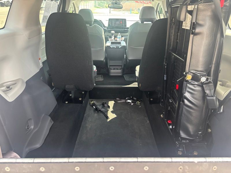 Used 2022 Toyota Sienna XLE FWD image 11