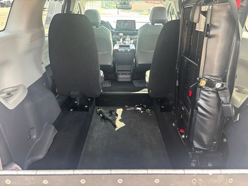 Used 2022 Toyota Sienna XLE FWD image 11