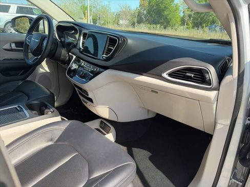 Used 2024 Chrysler Pacifica Touring-L FWD image 15