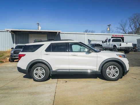 Used 2020 Ford Explorer XLT w/ Equipment Group 202A image 3