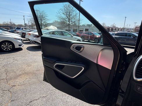 Used 2025 Kia Soul LX w/ LX Technology Package image 18