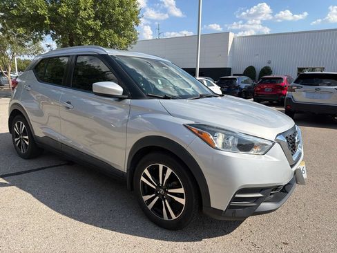 Used 2018 Nissan Kicks SV FWD image 3