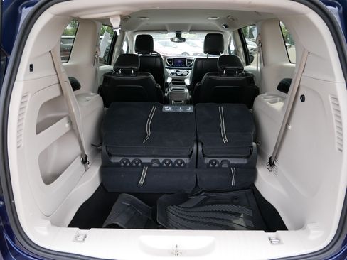 Used 2017 Chrysler Pacifica Touring-L FWD image 17