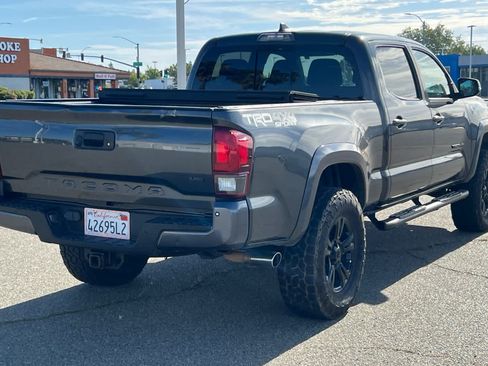 Used 2018 Toyota Tacoma TRD Sport w/ Technology Package AWD/4WD image 4