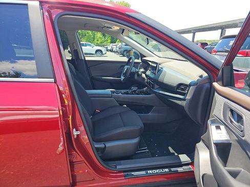 Used 2023 Nissan Rogue S AWD/4WD image 5