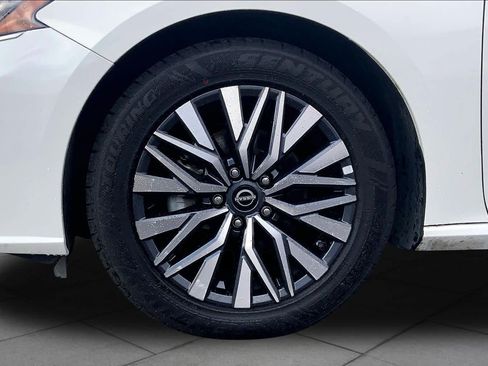 Used 2025 Nissan Altima 2.5 SV FWD image 11