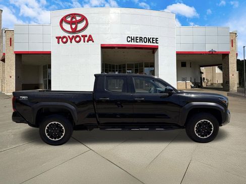 Used 2025 Toyota Tacoma TRD Off-Road AWD/4WD image 4