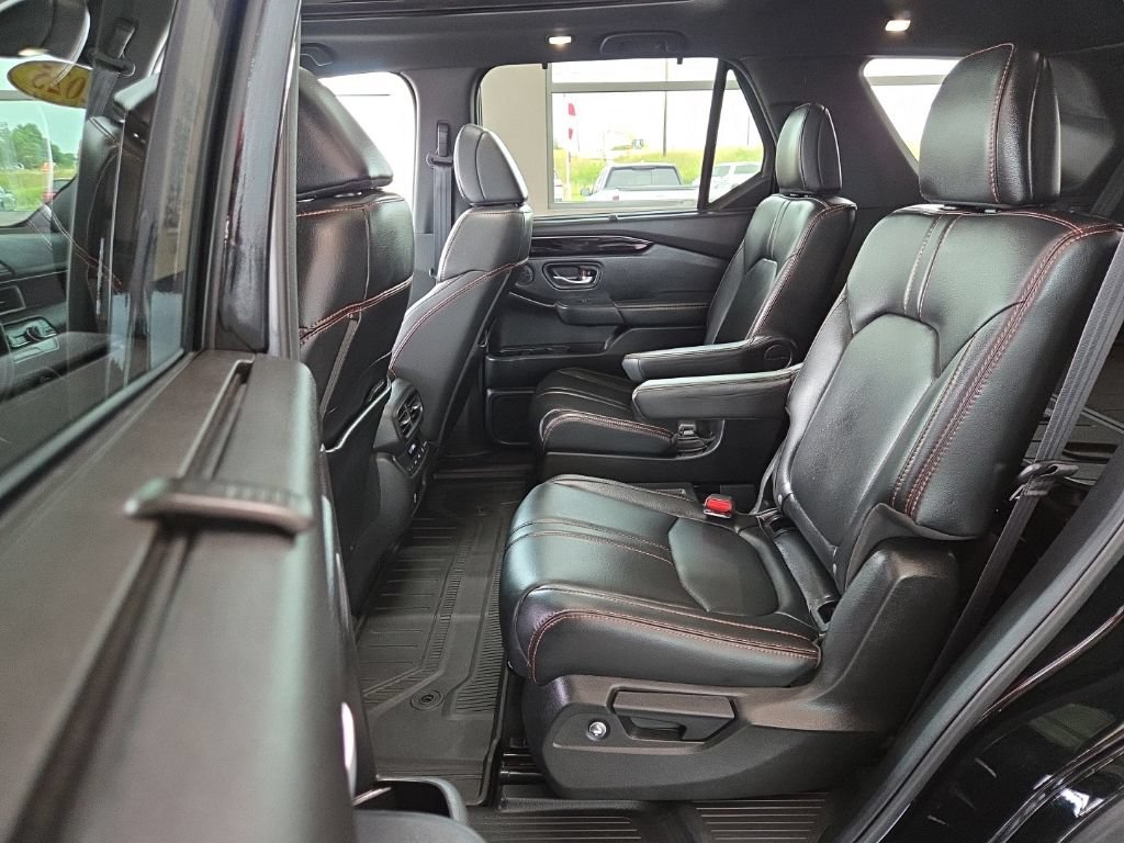 Used 2025 Honda Pilot TrailSport image 12