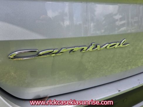 Used 2022 Kia Carnival LX FWD image 9