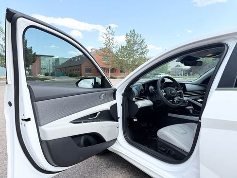 New 2025 Hyundai Elantra Limited image 9