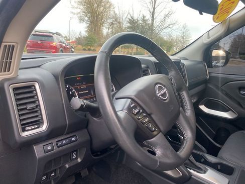 Used 2023 Nissan Frontier SV image 16
