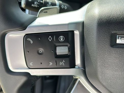 Used 2025 Land Rover Discovery Dynamic SE image 14