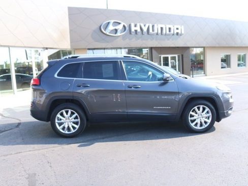 Used 2017 Jeep Cherokee Limited image 2