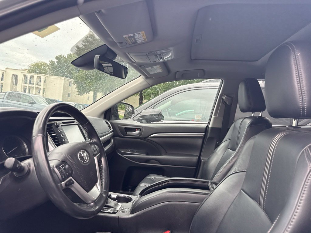 Used 2017 Toyota Highlander SE AWD/4WD image 11