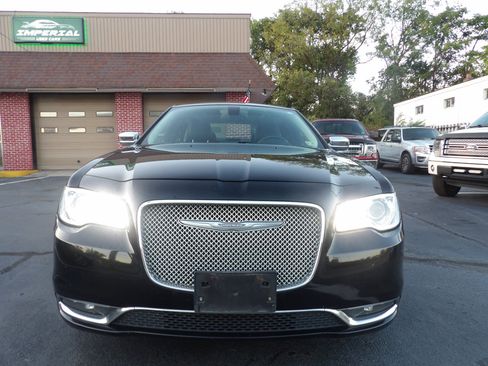 Used 2016 Chrysler 300 C image 8