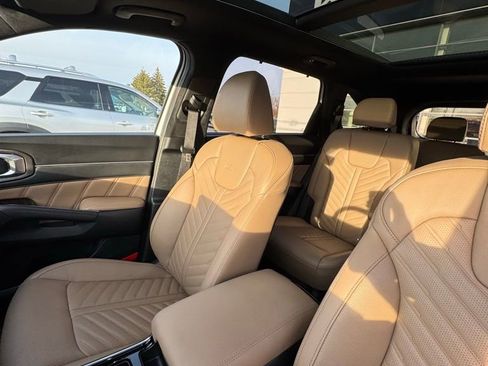 Used 2025 Kia Sorento SX Prestige w/ Olive Brown Leather Package image 12