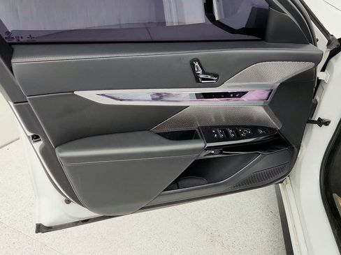 Used 2023 BMW 740i w/ Parking Assistance Package image 11