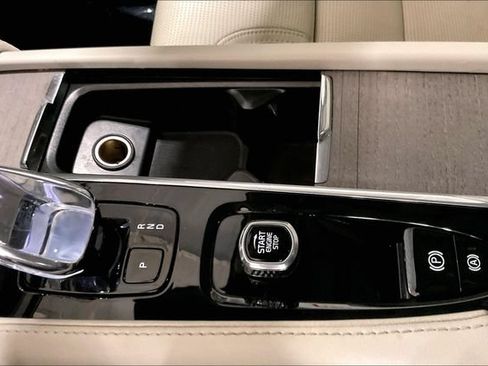 Certified 2024 Volvo XC90 B6 Ultimate w/ Protection Package Premier AWD/4WD image 35
