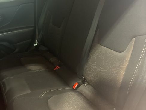 Used 2023 Jeep Renegade Latitude AWD/4WD image 36