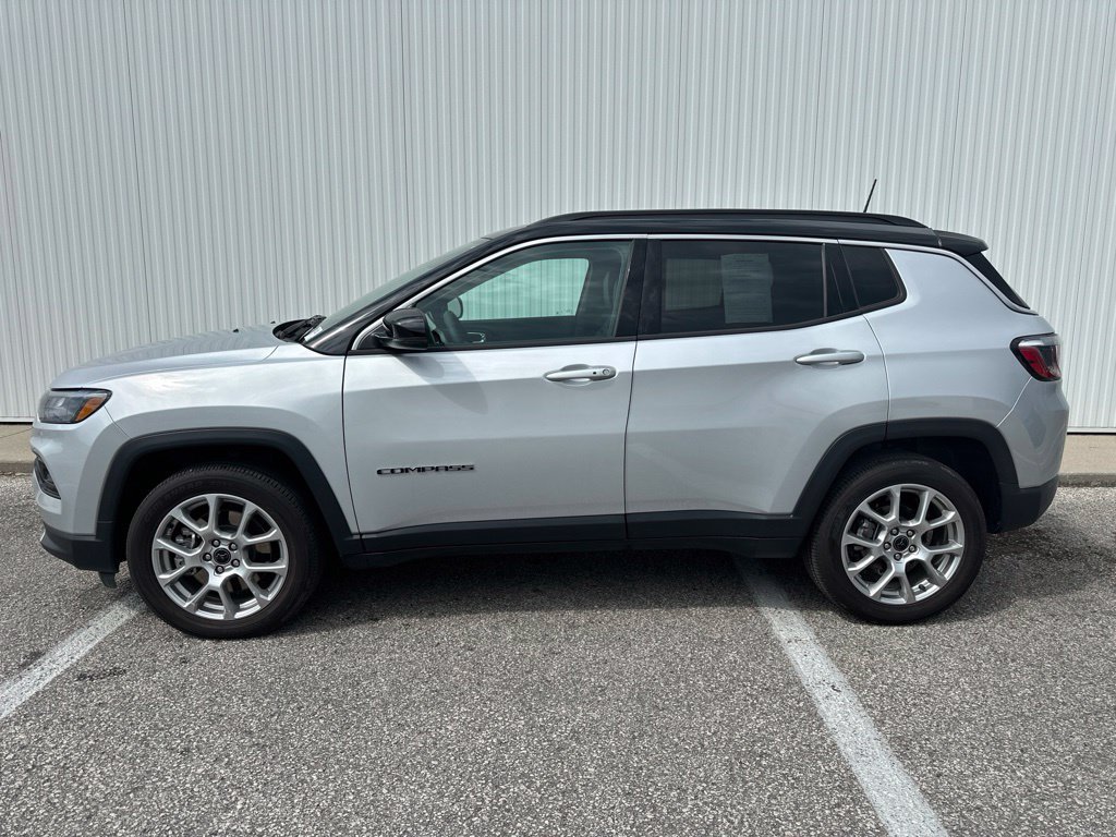 Used 2025 Jeep Compass Limited AWD/4WD image 3
